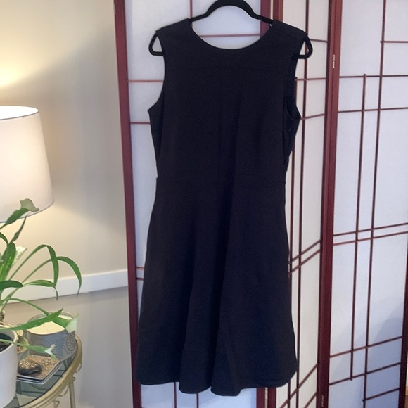 Lands' End Dresses & Skirts - Lands’ End A-Line Black Dress with Side Zipper Size 12 In EUC . So flattering!